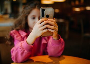 Smartfon w rękach dziecka to narzędzie edukacji, ale też potencjalne zagrożenie i spory wydatek