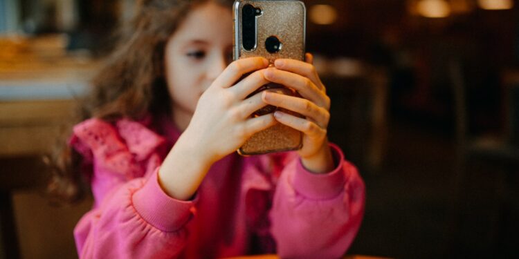 Smartfon w rękach dziecka to narzędzie edukacji, ale też potencjalne zagrożenie i spory wydatek
