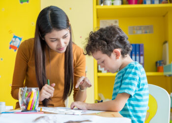 Dobry korepetytor powinien mieć doświadczenie, cierpliwość i umiejętność jasnego tłumaczenia trudnych zagadnień