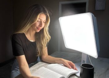 Lampa do światłoterapii skutecznie łagodzi objawy depresji sezonowej poprzez emisję jasnego światła