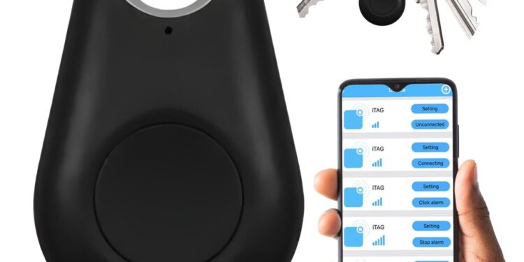 Srebrny pęk kluczy z niebieskim lokalizatorem bluetooth bezpiecznie spoczywa na szklanym stoliku