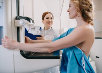 Podczas mammografii pierś jest uciskana między dwoma płytkami i prześwietlana promieniami rentgenowskimi