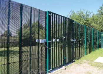 Solidne ogrodzenie panelowe o wysokości 2,5m skutecznie chroni posesję przed intruzami