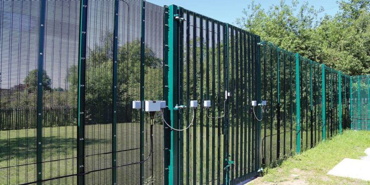 Solidne ogrodzenie panelowe o wysokości 2,5m skutecznie chroni posesję przed intruzami