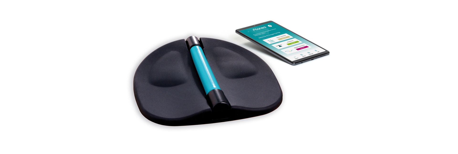 Dokument polisy ubezpieczeniowej obok smartfona laptopa i słuchawek na drewnianym stole