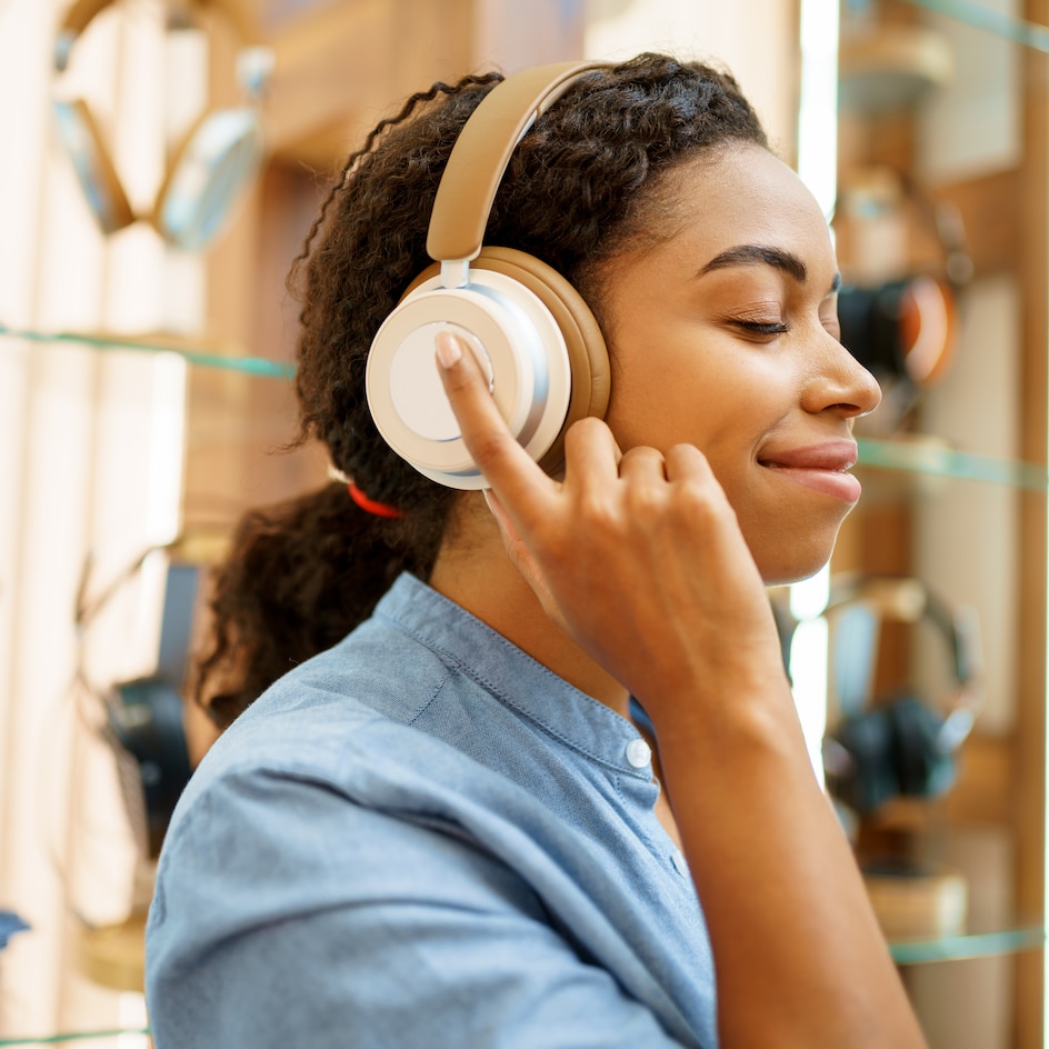 Zadowolony klient otrzymujący nowy smartfon od ubezpieczyciela w salonie obsługi