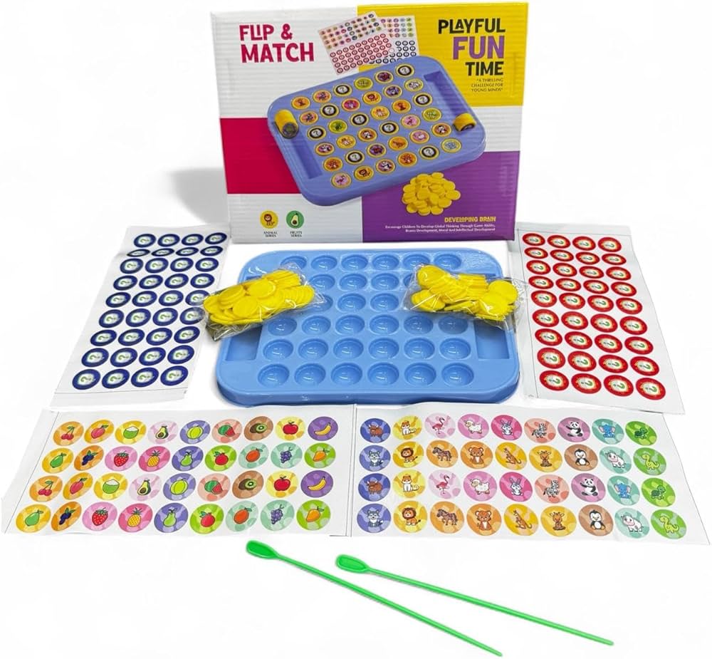 Grupa śmieje się podczas Jungle Speed z piramidą kart na stole