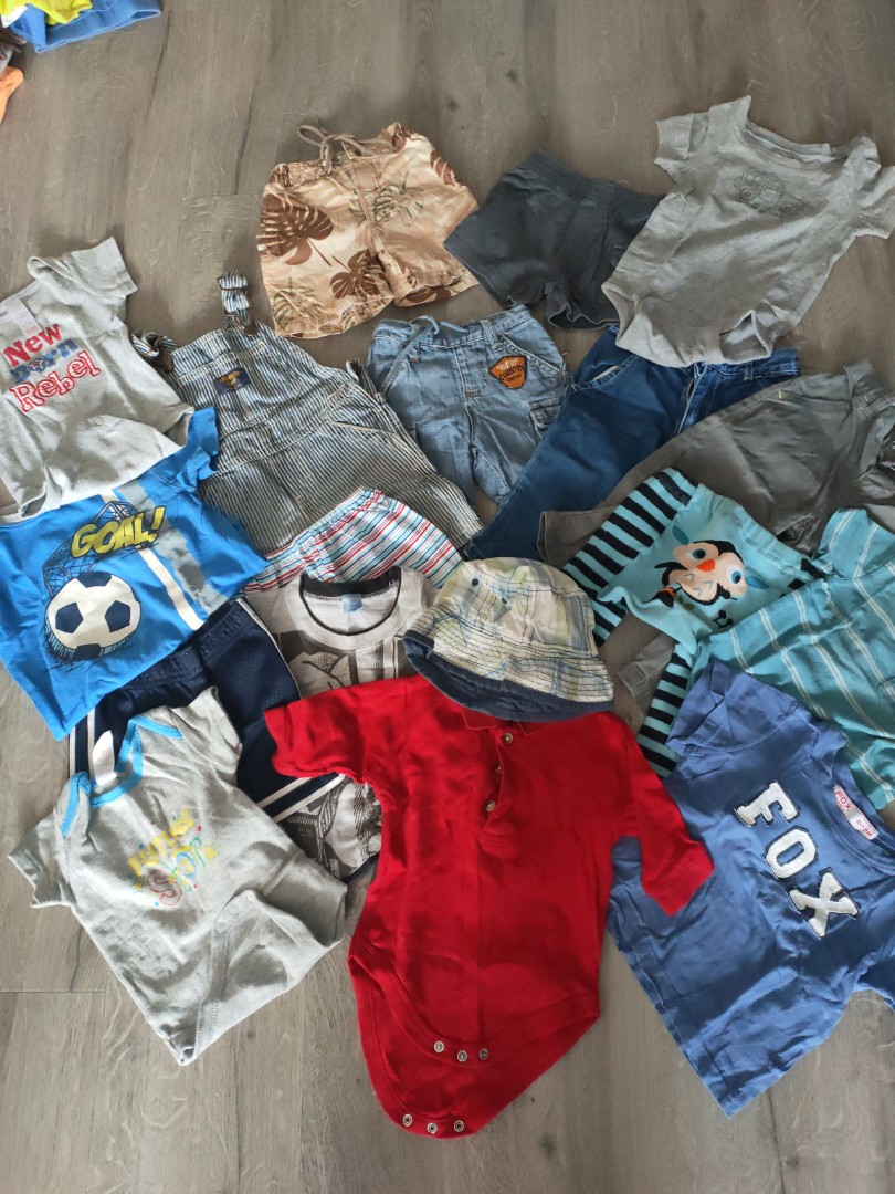 Mama z synkiem sortuje czyste ubranka po praniu z lumpeksu