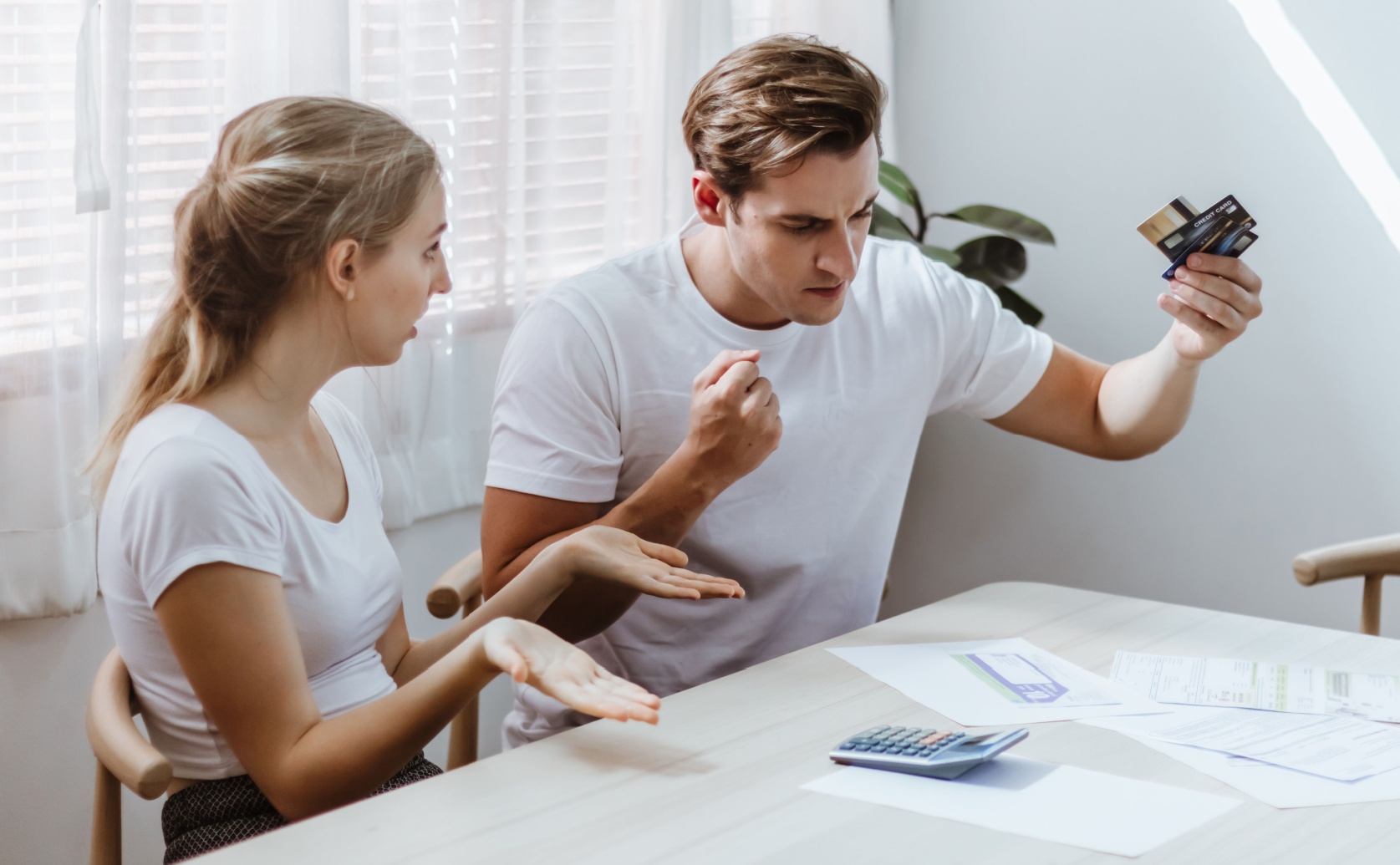 Kontakt do fundacji przeciw przemocy Plakat fundacji z numerem telefonu i hasłem Zgłoś przemoc ekonomiczną