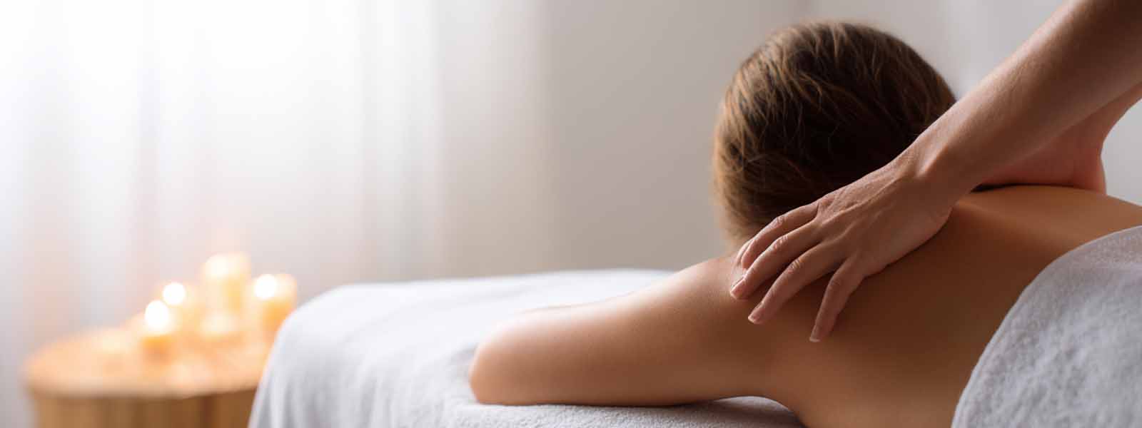 Wykres spadku kortyzolu po terapii masażu relaksacyjnego Wykres liniowy pokazujący znaczący spadek kortyzolu przed i po sesji masażu