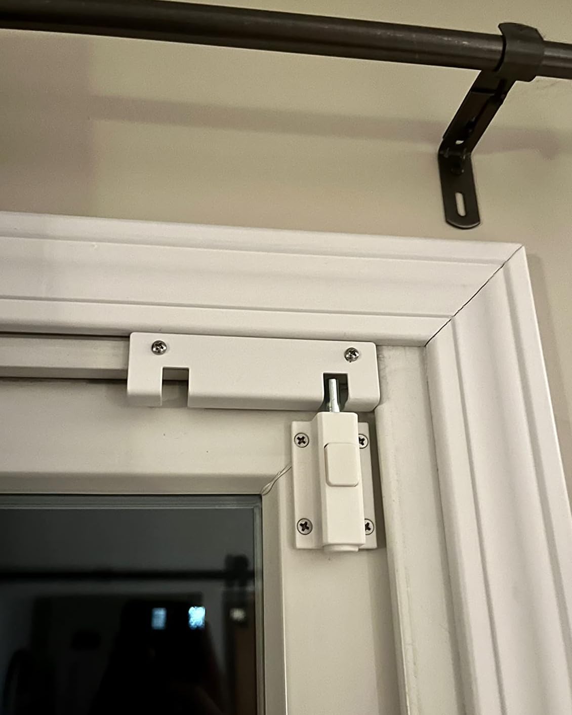 Dziecko ciągnące za klamkę okna bez blokady, szeroko otwarte