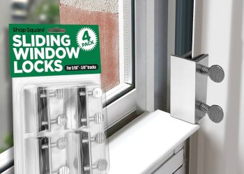 Okno PCV z zainstalowaną innowacyjną blokadą i uśmiechniętym dzieckiem obok