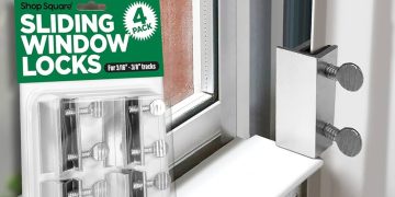 Okno PCV z zainstalowaną innowacyjną blokadą i uśmiechniętym dzieckiem obok