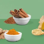 Świeży złoty korzeń kurkumy obok proszku i przypraw na drewnianym stole