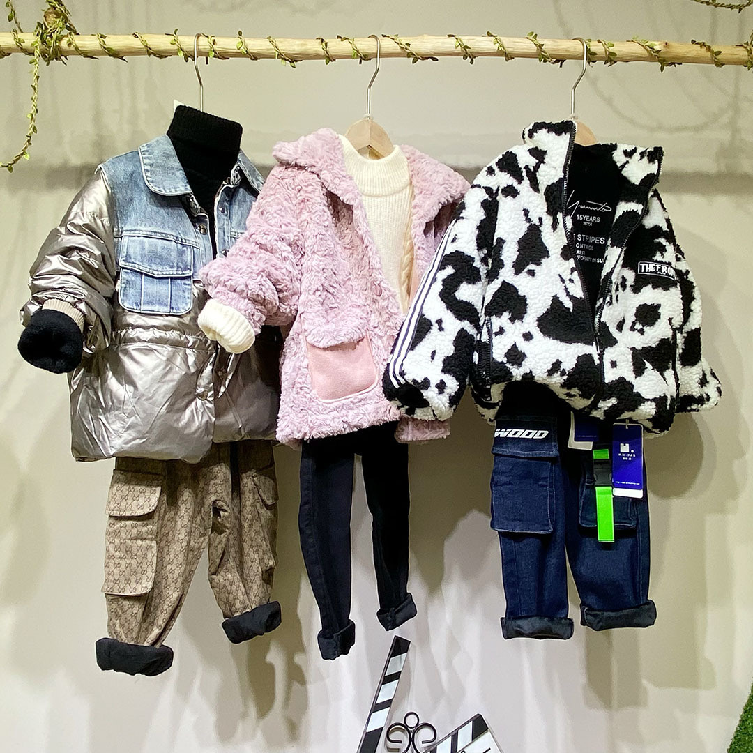 Sweter z motywem misia dla chłopca wiszący na haku w dziale