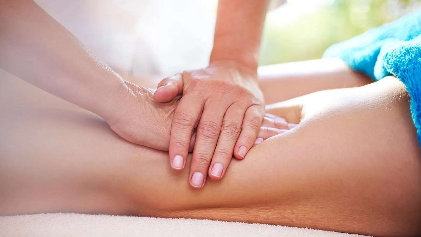 Przed i po masażu: pacjent z grymasem bólu obok uśmiechniętego