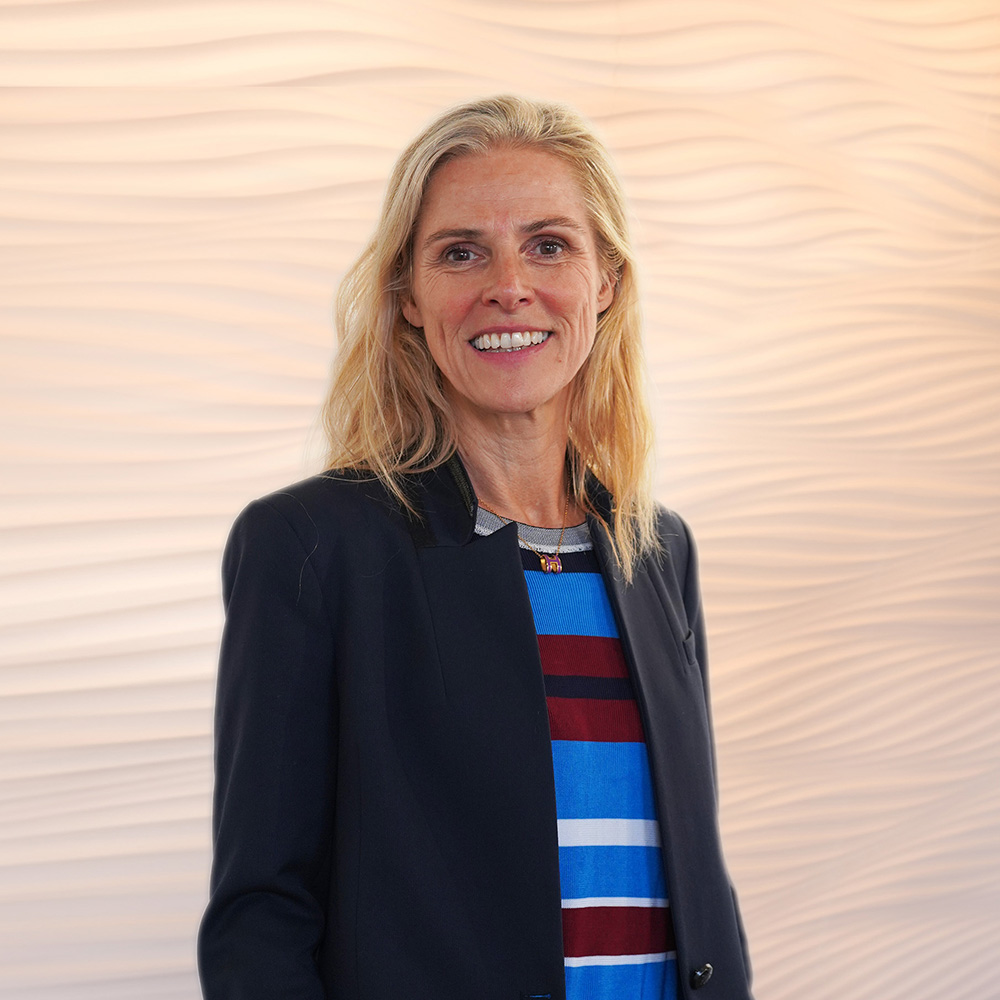 Zespół dojrzałych kobiet świętujących podpisanie umowy dotacyjnej UE