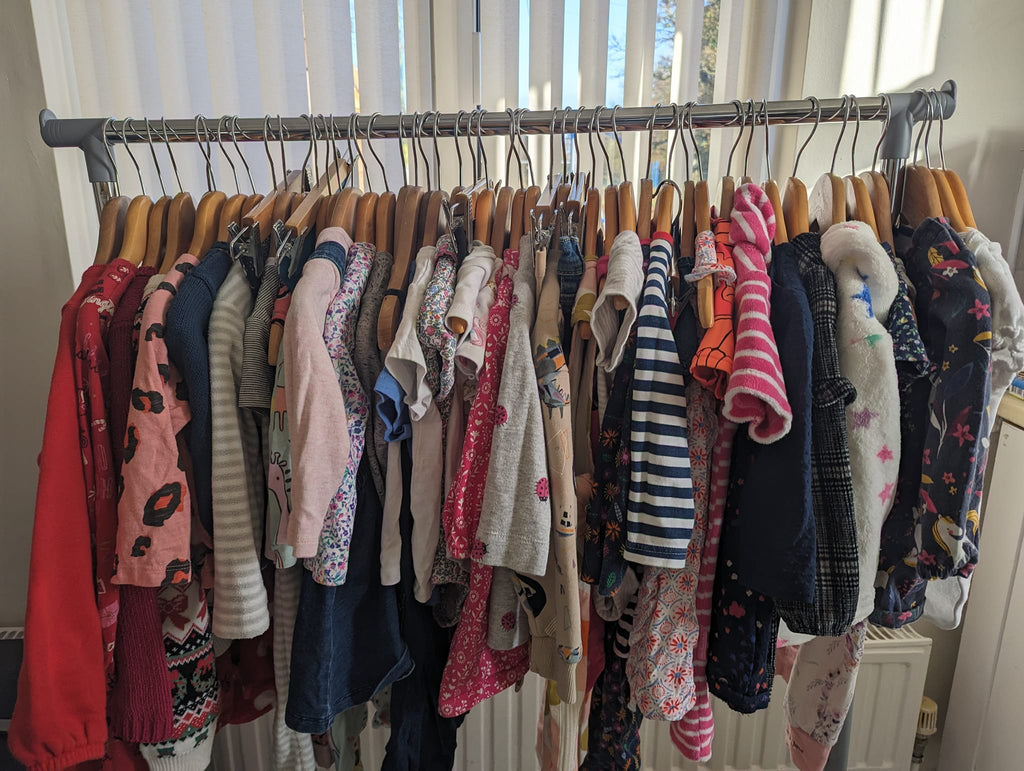 Różowe buty sportowe dla dziewczynki stojące na półce second-handu