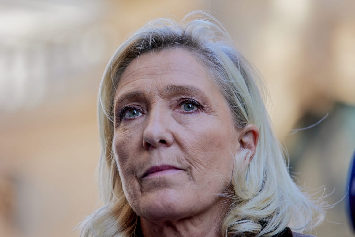 Logo funduszy UE z symbolem kobiet w biznesowych garniturach