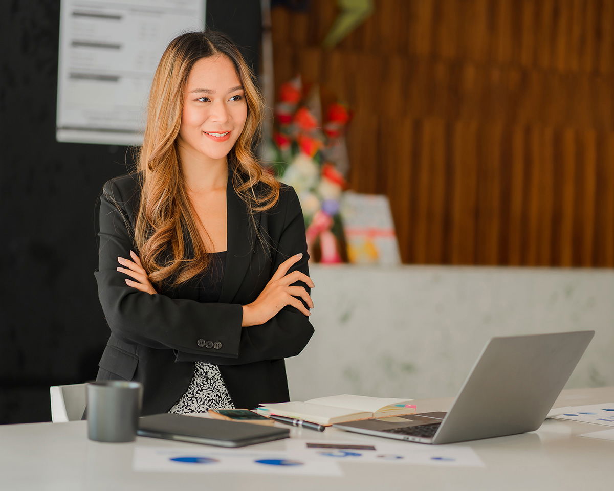 Oszczędność czasu w księgowości cyfrowej Zegar z rękami wskazującymi oszczędzony czas dzięki automatyzacji online