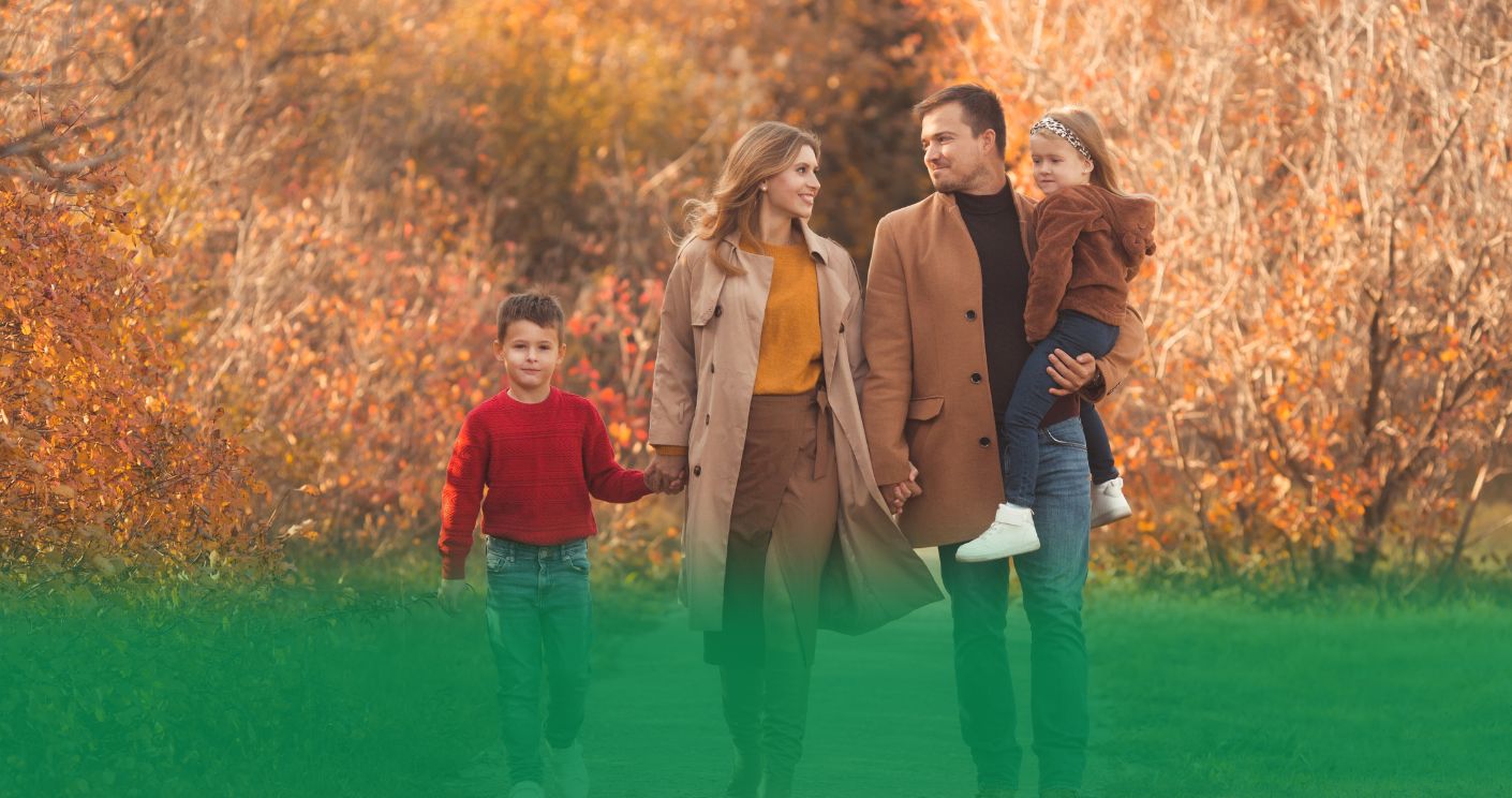 ojciec czyta bajkę synowi i córce wieczorem w łóżku