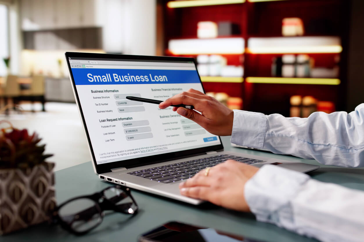 Kroki uzyskania pożyczki na start biznesu Grafika kroków pozyskania pożyczki z ikonami wniosku weryfikacji i wypłaty środków