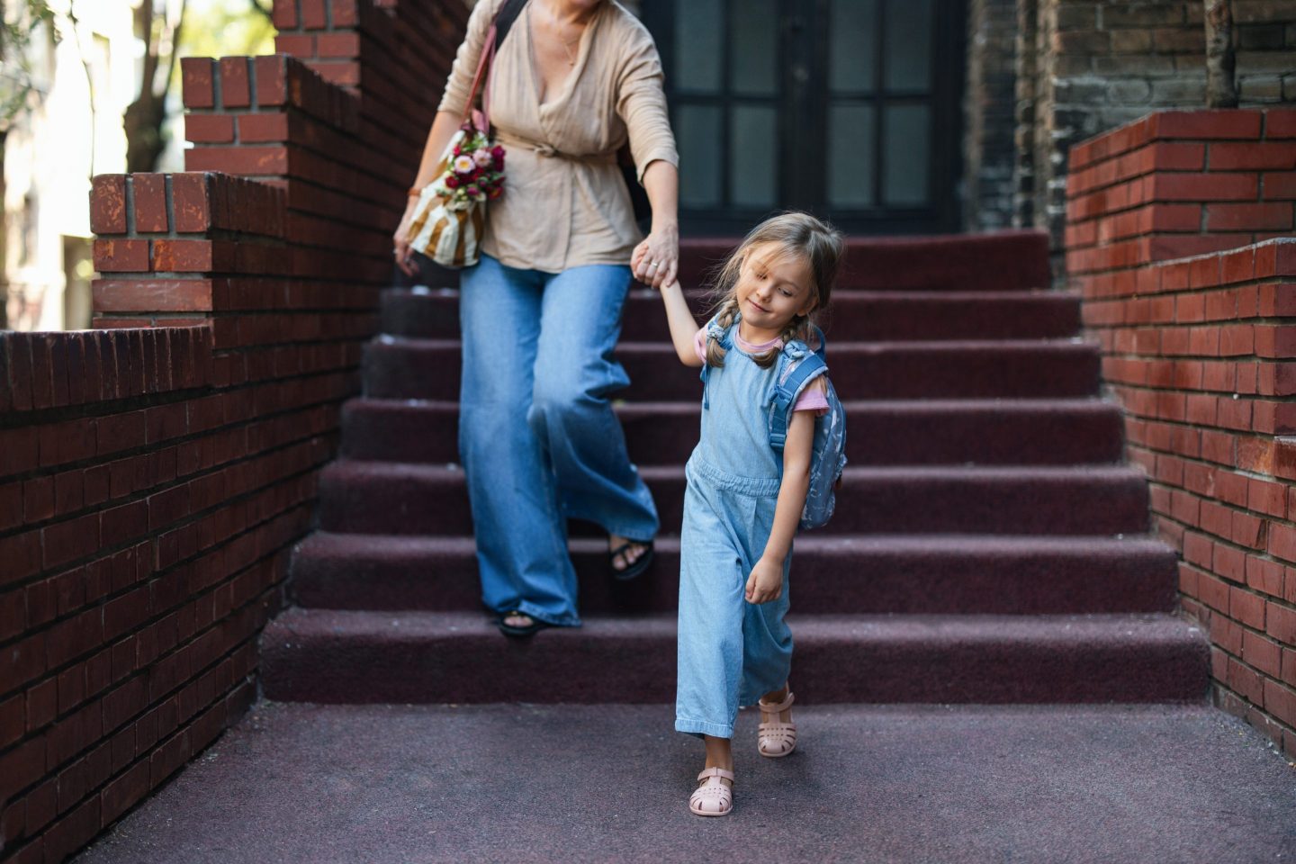 chłopiec strumieniuje akordy na gitarze akustycznej siedząc na łóżku