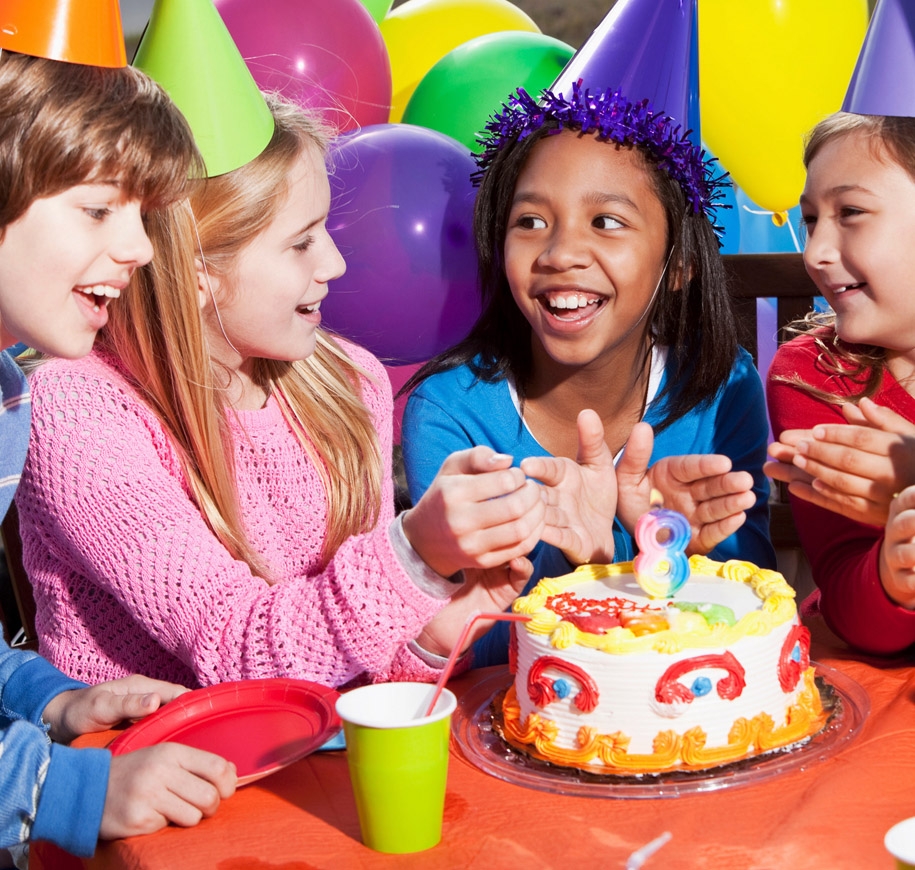 prezenty urodzinowe czekające na dziecko stół zastawiony kolorowymi prezentami owiniętymi wstążkami i kokardami