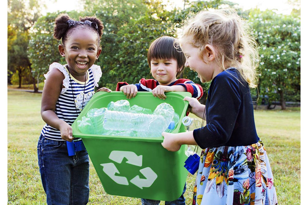 lekcja recyklingu prowadzona przez wolontariuszy rodzinnych rodzina sortuje plastik i papier na warsztatach recyklingu szkolnego