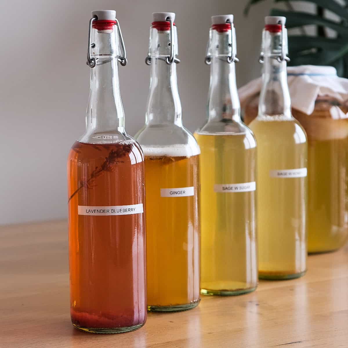 Drewniana łyżka mieszająca cukier w gorącej herbacie w dużym garnku