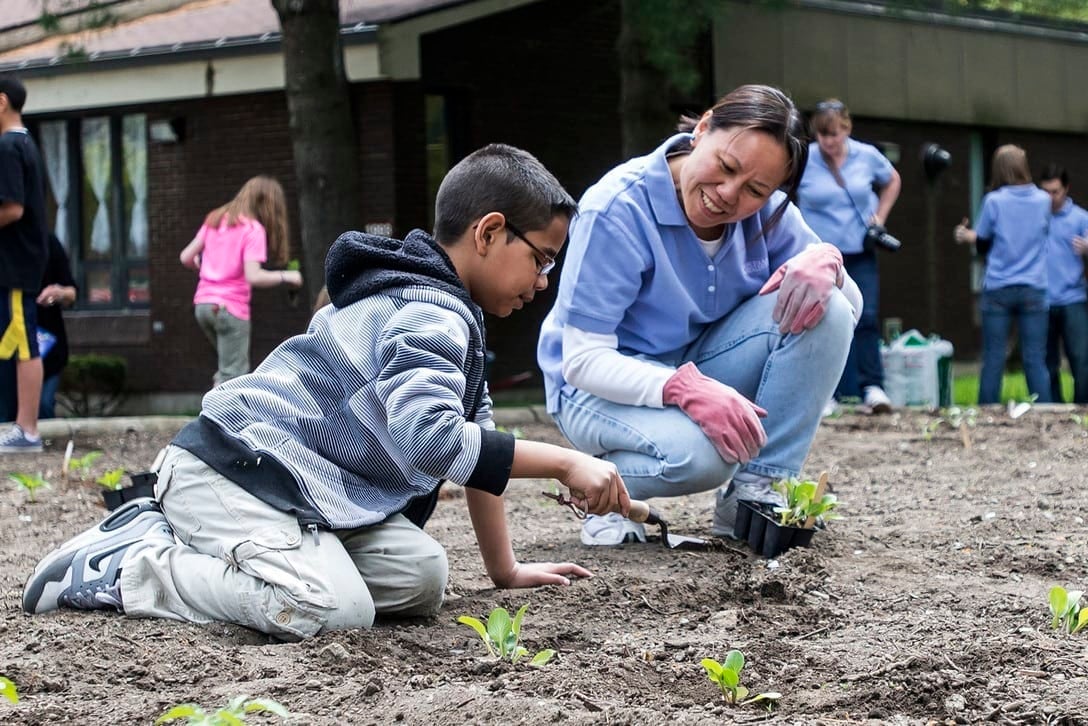 rodzinne warsztaty śpiewu integracyjnego rodzina śpiewa kolędy z osobami niepełnosprawnymi na integracyjnym spotkaniu