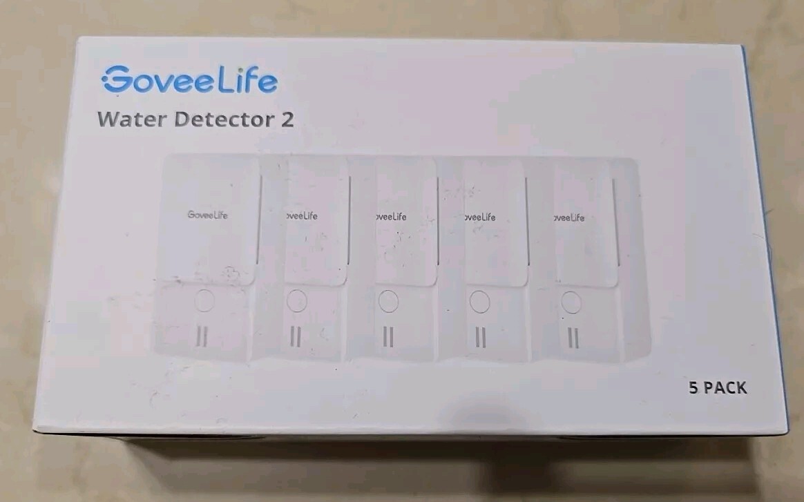 połączenie detektora zalania z siecią WiFi domową detektor WiFi podłączony do gniazdka obok routera w pokoju dziennym