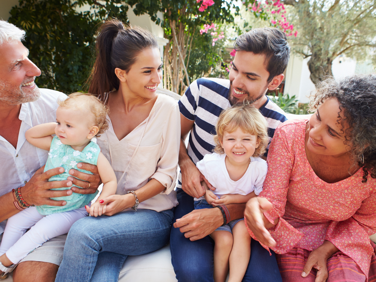 Lekarz przykładający plaster z alergenem na ramię małego chłopca