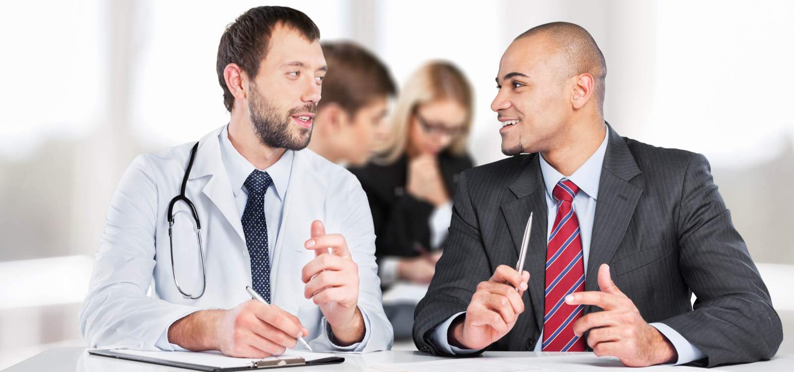 pracownik relaksujący się w firmowej saunie z ręcznikiem na głowie