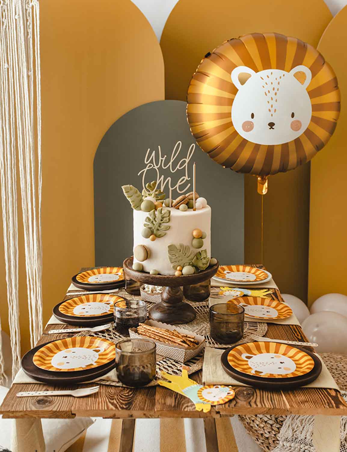 dekoracyjny tort urodzinowy dla dziecka piękny tort z masą cukrową, owocami i świeczkami na białej paterze