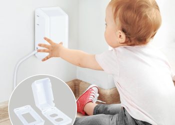 dziecko probuje otworzyc zabezpieczone gniazdko 1770956959