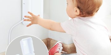 dziecko probuje otworzyc zabezpieczone gniazdko 1770956959