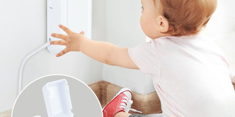 dziecko probuje otworzyc zabezpieczone gniazdko 1770956959