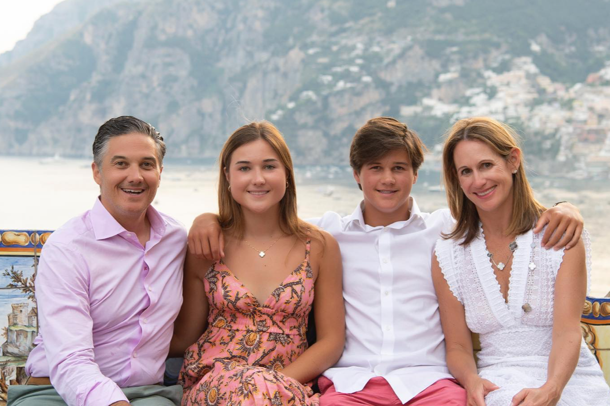 Matka czytająca etykiety na opakowaniach mleka i jogurtu w kuchni