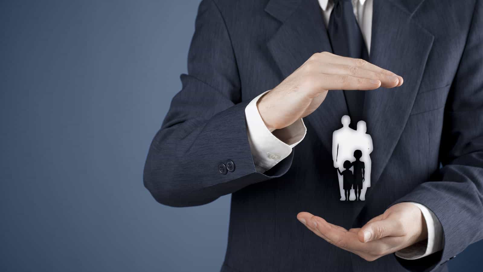 rodzina na rowerach jedzie ścieżką wzdłuż jeziora latem