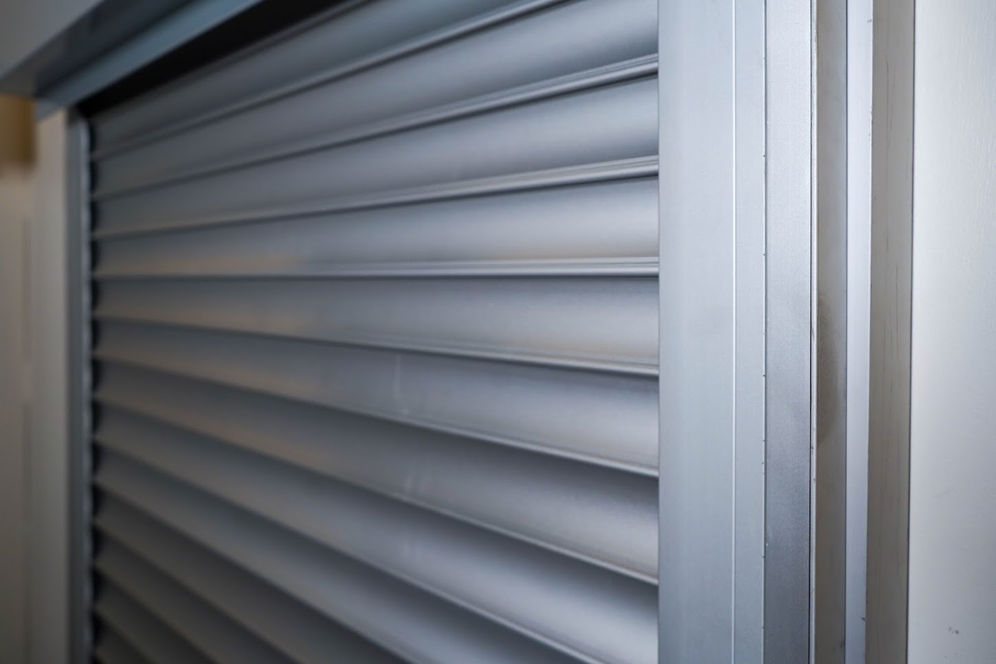 Osoba próbująca podważyć roletę klasy RC2 łomem i śrubokrętem bezskutecznie