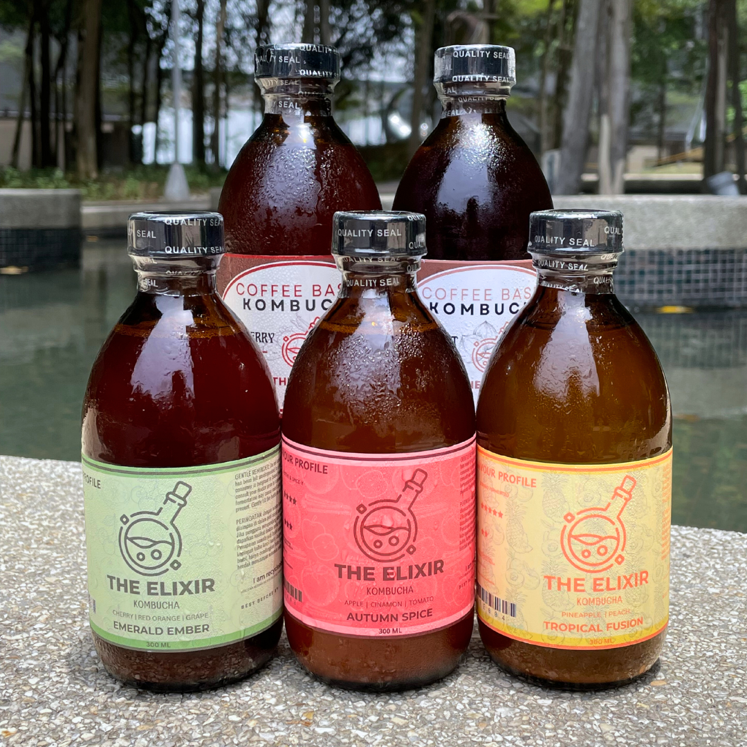 Gruba biała SCOBY unosząca się na powierzchni fermentującej brązowej herbaty