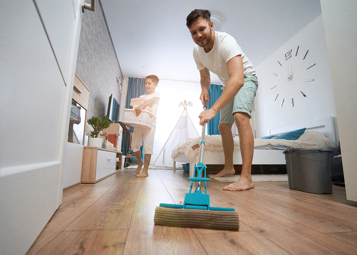 wysypka skórna od alergii na kurz dziecko z wysypką alergiczną na ramieniu pokazujące skórę rodzicowi