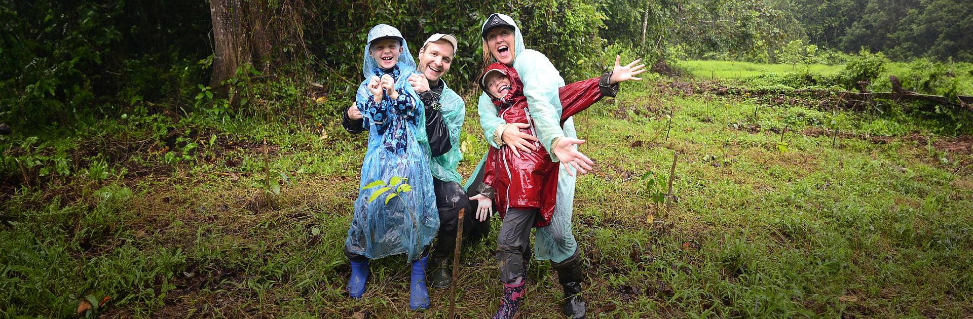 malowanie ławek przez wolontariuszy rodzinnych dzieci i rodzice malują drewniane ławki na kolorowo w parku miejskim