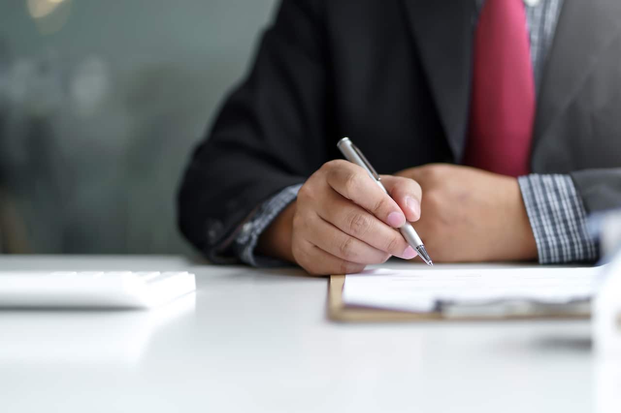 Rozwój biznesu dzięki pożyczce na start Wykres wzrostu zysków firmy obok banknotów i strzałek w górę na zielonym tle