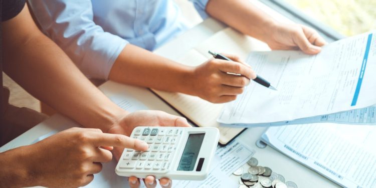 Schemat graficzny z równaniem przychód minus koszty uzyskania równa się dochód podatkowy