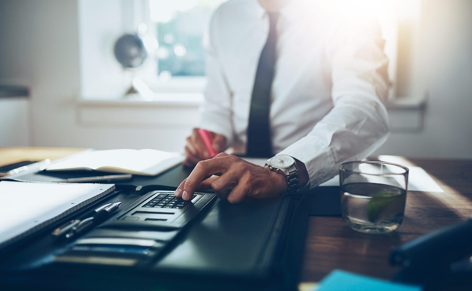 Ikona kalkulatora finansowego wyświetlająca raty kredytu obrotowego dla przedsiębiorcy