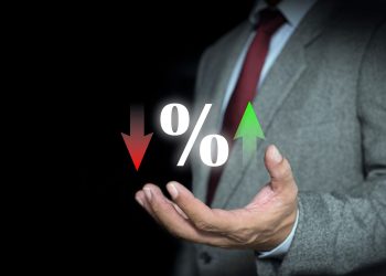 Flaga Estonii obok polskiej z kalkulatorem podatkowym i tarczą CIT na tle mapy Europy