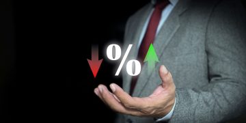 Flaga Estonii obok polskiej z kalkulatorem podatkowym i tarczą CIT na tle mapy Europy