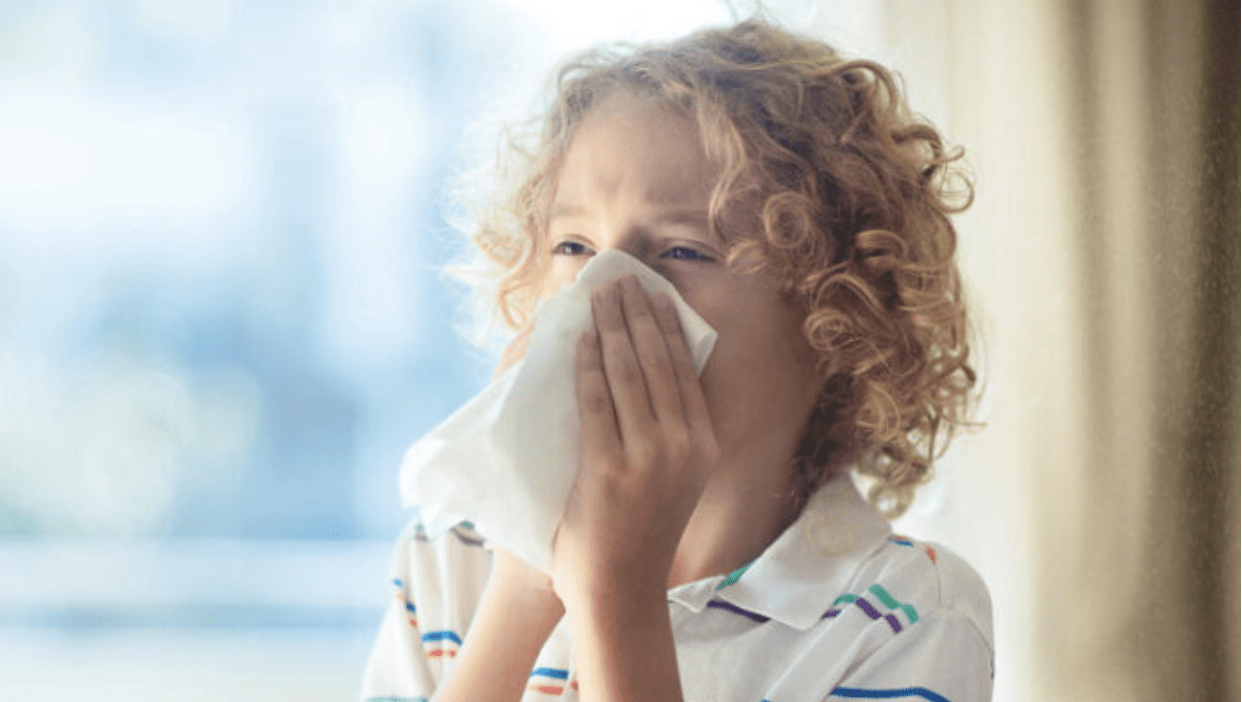 pranie pościeli antyalergicznej dziecka rodzic piorący pościel dziecka w pralce z gorącą wodą i detergentem